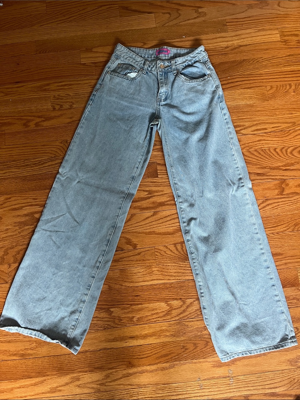 Women’s light wash mid waisted jeans